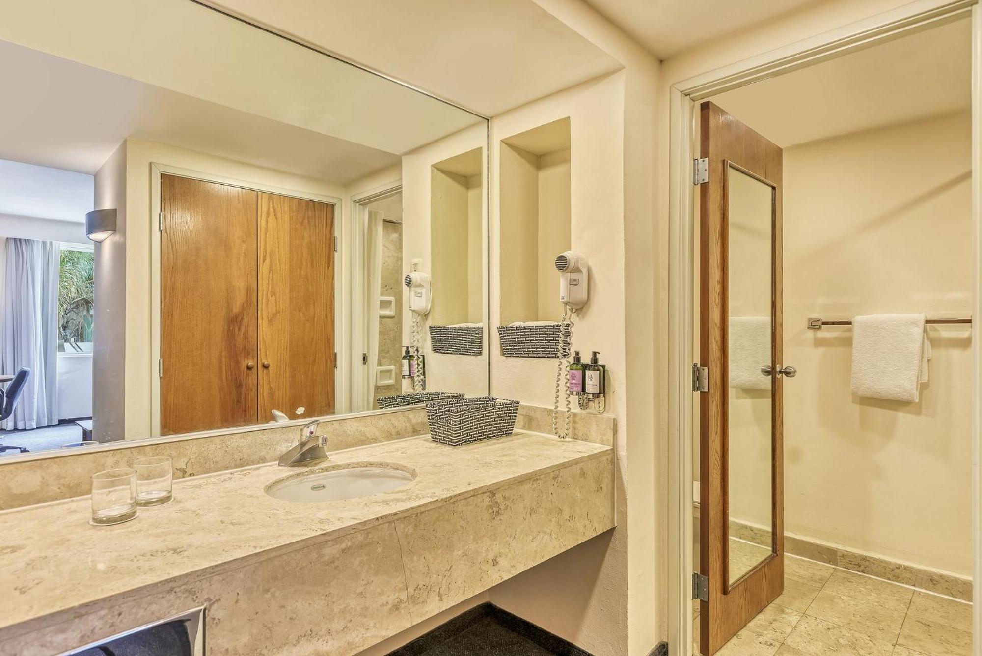 Fiesta Inn Express San Luis Potosi Oriente Экстерьер фото