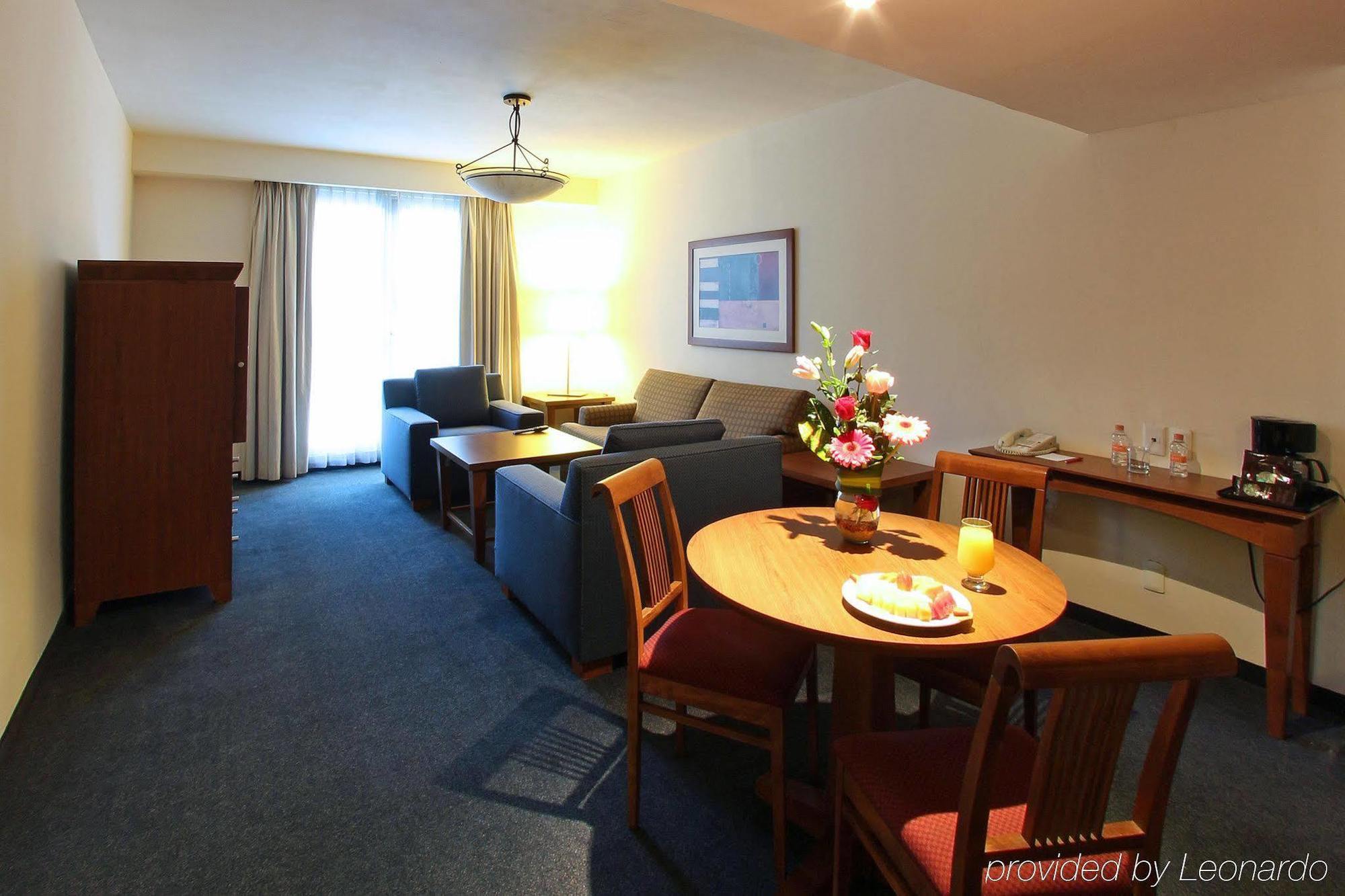 Fiesta Inn Express San Luis Potosi Oriente Экстерьер фото