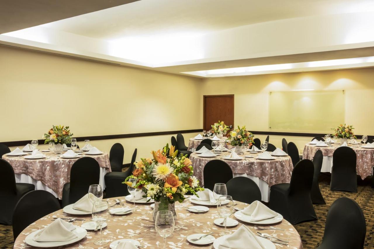 Fiesta Inn Express San Luis Potosi Oriente Экстерьер фото